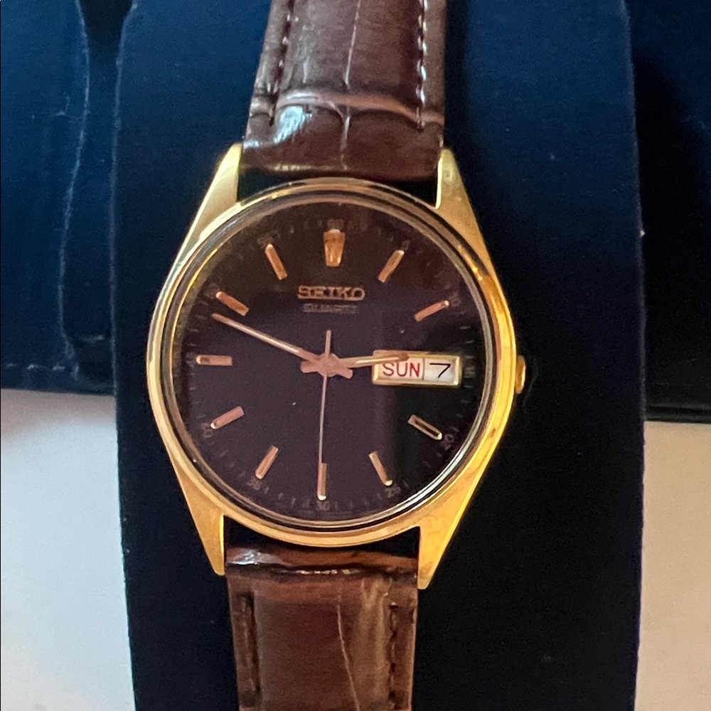 Seiko Quartz 7n43 8128 classic round gold case black face, brown strap